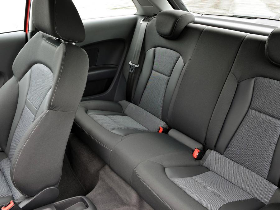 Интерьер Audi A1 TDI (8X) 2010 года  (UK) (фото 15 из 29)